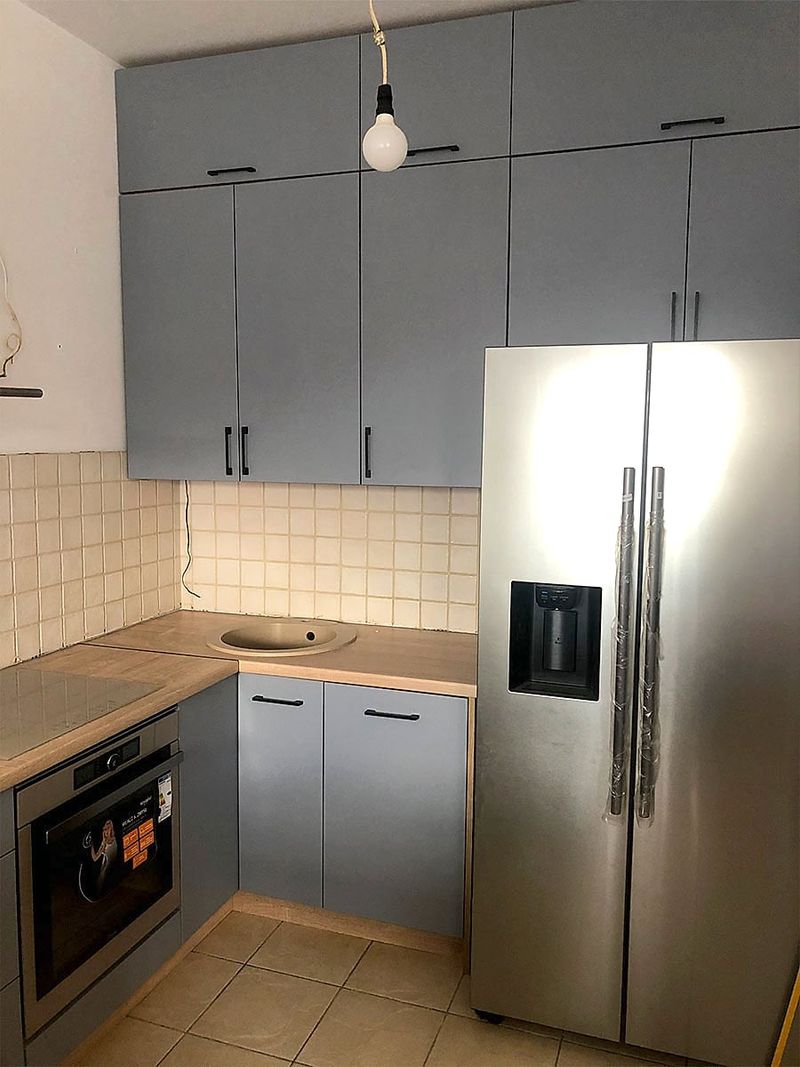 Szara kuchnia z lodówką side-by-side - zdjęcie 1